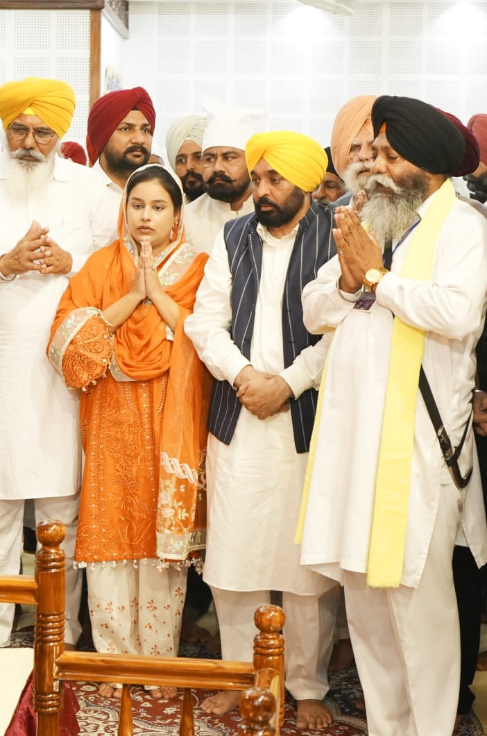 Chief Minister Paid Obeisance at Tilla Baba Sheikh Farid