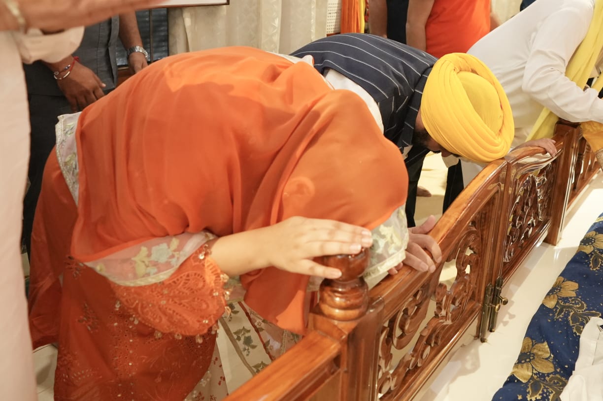 Chief Minister Paid Obeisance at Tilla Baba Sheikh Farid