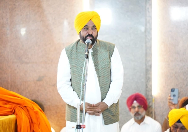 CM Bhagwant Singh Mann bows at Gurdwara Jyotisar Sahib