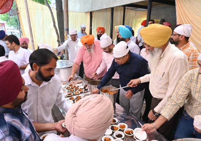 Public Relations Department Organizes Chhabeel & Langar of Chhole-Karah Prasad