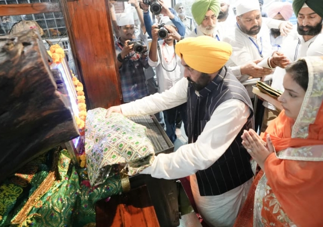 Chief Minister Paid Obeisance at Tilla Baba Sheikh Farid