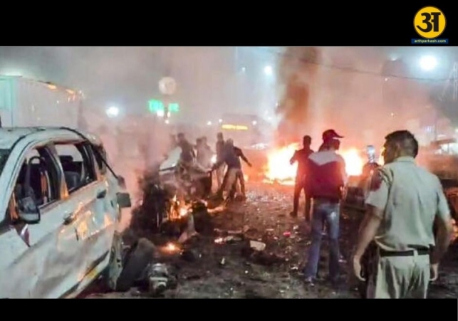 Red Fort blast kills 8 in Delhi 