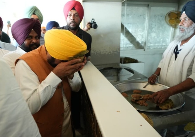 CM Bhagwant Singh Mann pays obeisance at Sri Harmandir Sahib