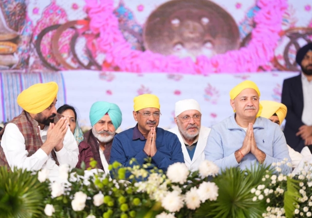 CM AND ARVIND KEJRIWAL JOIN REVERED RELIGIOUS LEADERS TO PAY TRIBUTES