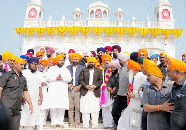 Punjab CM Bhagwant Singh Mann bows in reverence at Nanded Sahib