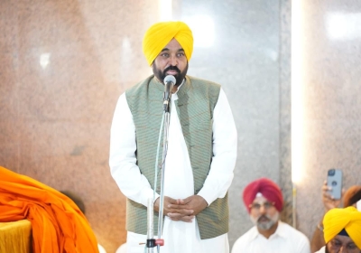 CM Bhagwant Singh Mann bows at Gurdwara Jyotisar Sahib