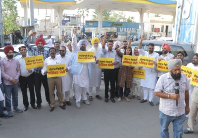 AAP’s Halla Bol against rising petrol & diesel prices