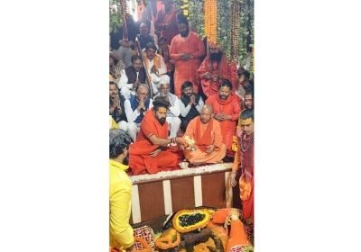 CM Yogi offered prayers to Maa Ganga