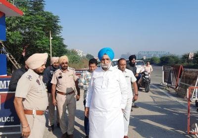Deputy Chief Minister Sukhjinder Singh Randhawa made a surprise inspection of the traffic situation in congested areas.